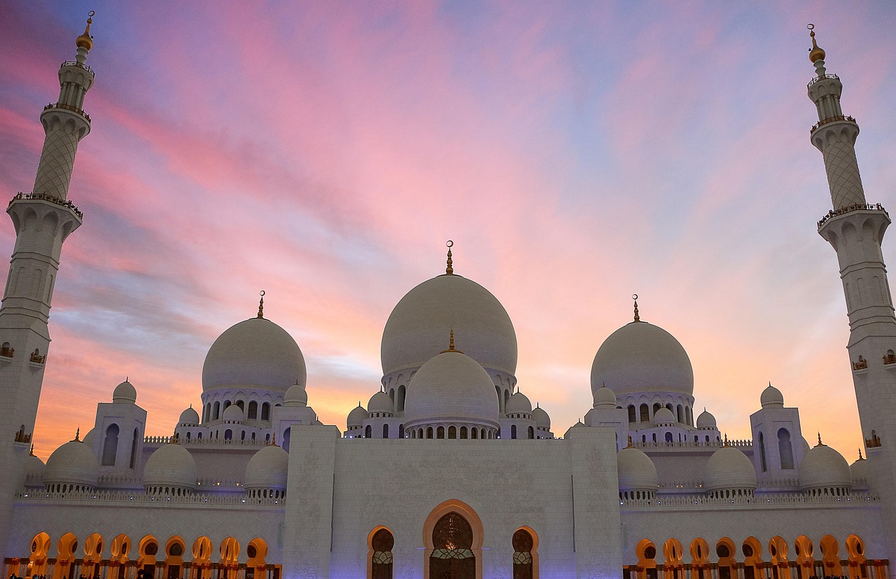 Sheikh Zayed Grand Mosque Abu Dhabi — the iconic cultural centrepiece of an Abu Dhabi and Maldives multi-centre holiday
